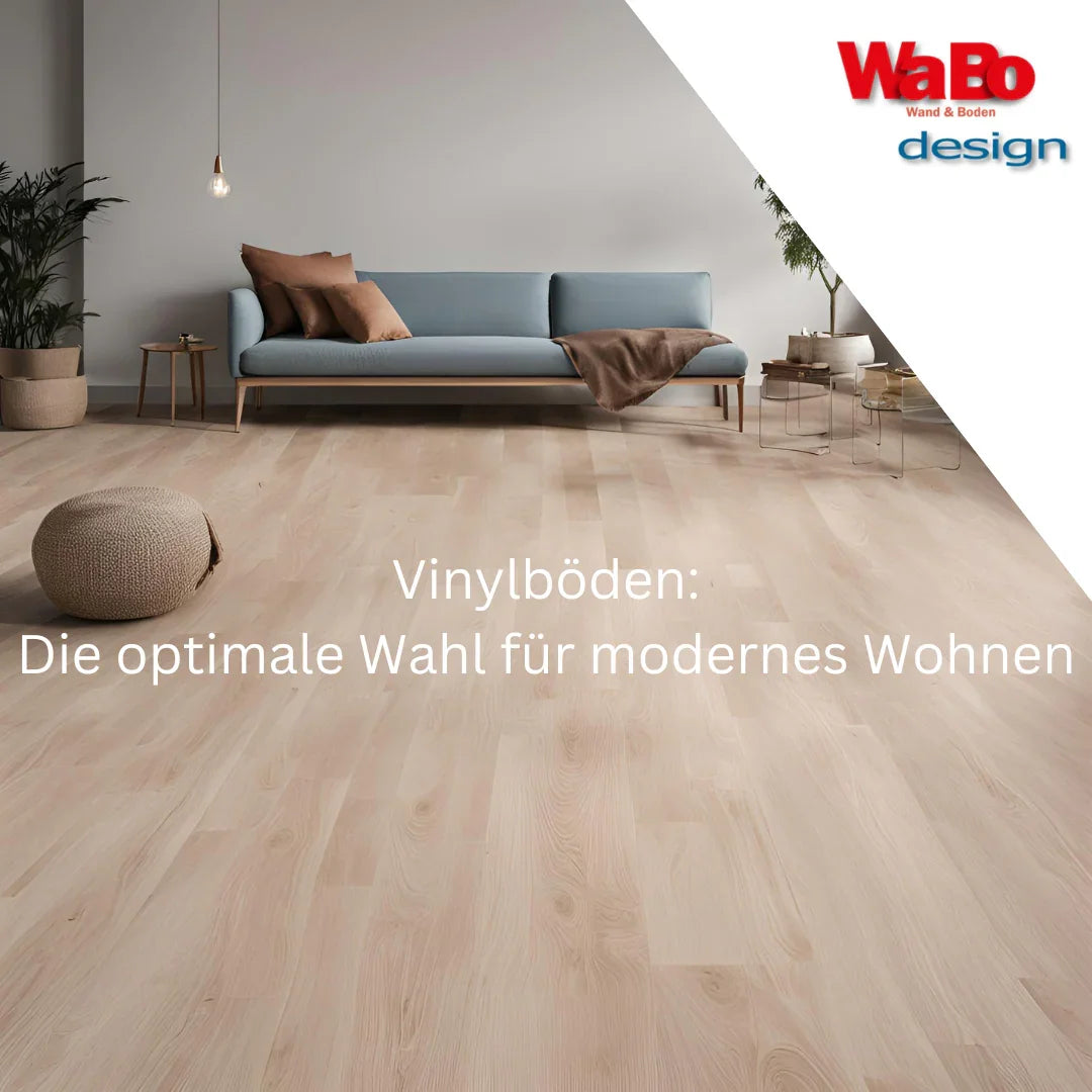 Helles Wohnzimmer mit hellem Vinylboden in Eichenoptik und blauem Sofa