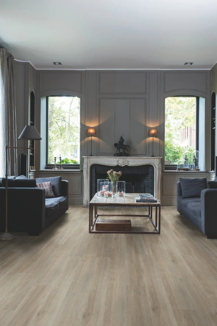 Wohnzimmer mit Kamin und grau-braunem Vinylboden in Holzoptik