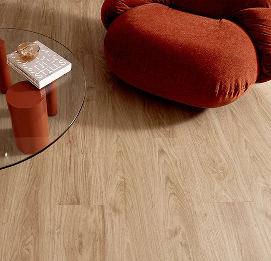 Forbo Allura Decibel Vinylboden in Honey Authentic Oak, 0,35 mm, mit Holzdesign und Dekorative Optik.