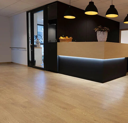 Forbo Allura Flex Vinylboden in Honey Elegant Oak, lockeres Lagen, 0,55 mm Stärke, elegante Holzoptik, Produktbild
