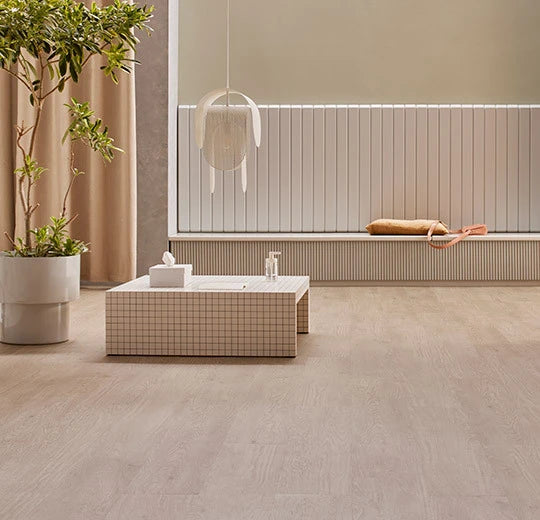 Vinylboden Forbo Allura Click Pro Whitewash Elegant Oak 60064, Klickvinyl mit hellen Eichenholz-Designs, Klicksystem, Nahaufnahme