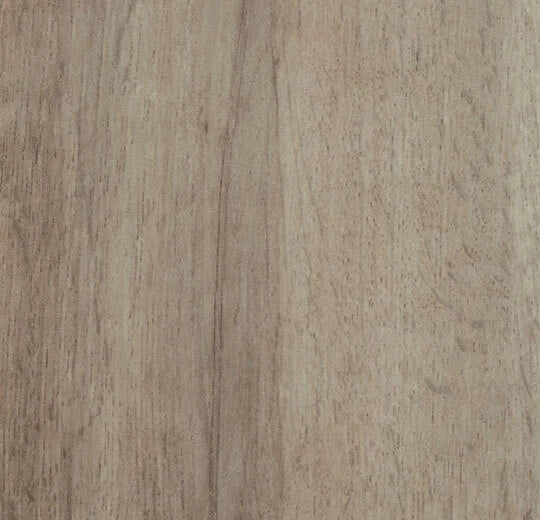 Vinylboden Forbo Allura Dryback in Grau Herbst Eiche 60356, 0,40 mm, gezeigte Bodenfliese mit Holzdekoration.
