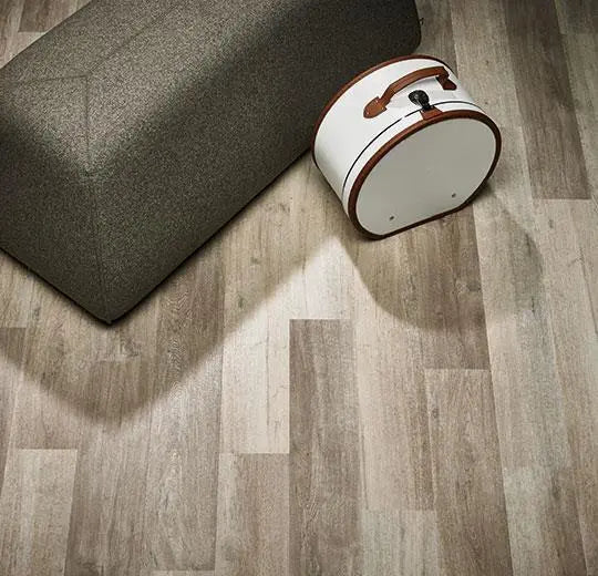 Forbo Allura Dryback Vinylboden in Weißer Herbst Eiche 60350, Klebevinyl mit Holzmaserung, langlebig und stilvoll.