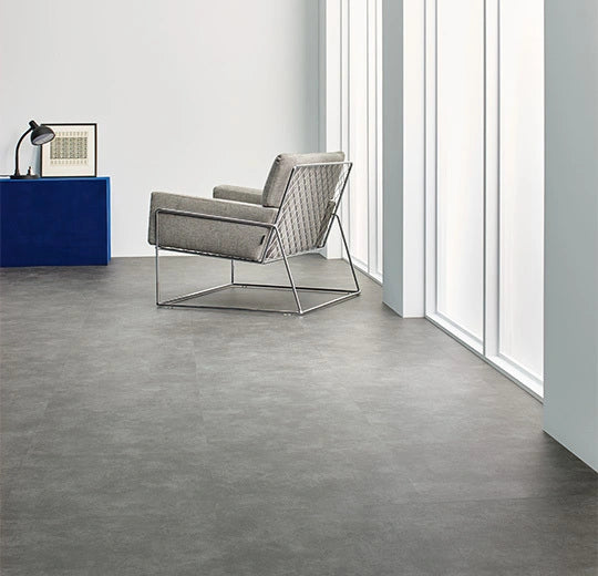 Vinylboden Forbo Allura Dryback 0,40 Natural Concrete, rechteckige Fliesen in Betonoptik, langlebiges Klebevinyl
