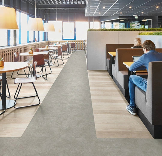Forbo Allura Dryback Vinylboden in Grau Concrete, 0,40 mm, mit strukturierter Oberfläche und Fliesenoptik.