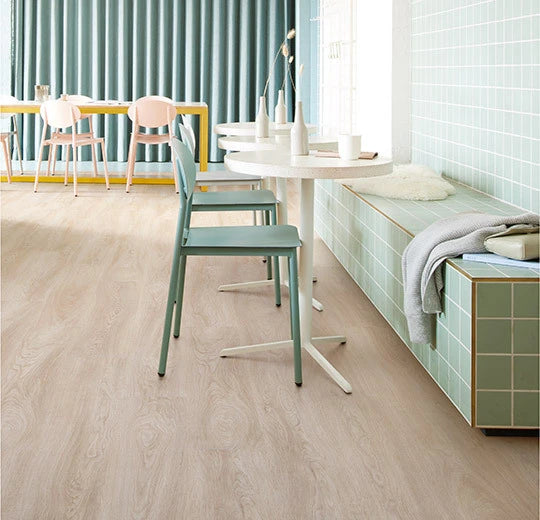 Vinylboden Forbo Allura Dryback 0,40 Light Serene Oak, hellbraune Holzoptik, langlebiger Klebevinyl, natürliche Maserung