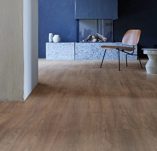 Forbo Allura Dryback Vinylboden in Dark Serene Oak 63645, dunkle Eichenoptik, langlebiger Klebevinyl mit Holzmaserung.