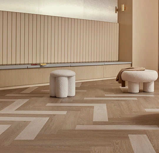 Forbo Allura Dryback Vinylboden in Bleached Timber Fischgrät, 0,40 mm Stärke, detailreiche Holzoptik und Fliesenmuster.