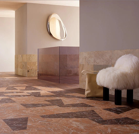 Forbo Allura Dryback Vinylboden Terra Marble 63686 mit Marmor-Design, langlebig und strapazierfähig, im Raum verlegt.