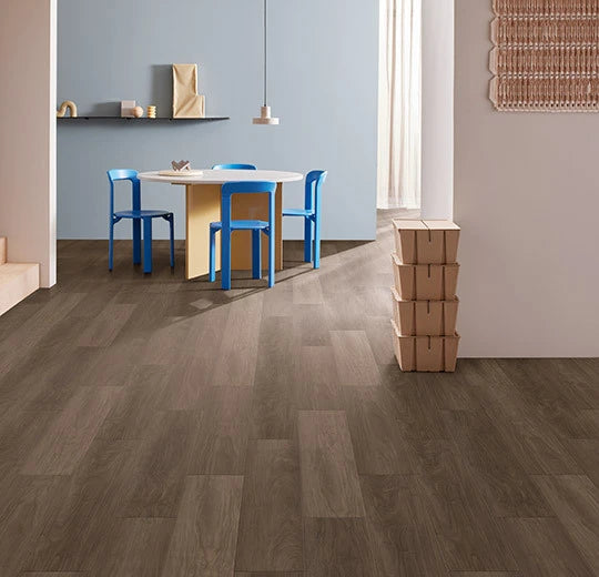 Forbo Allura Enduro Vinylboden in Dark Nutwood, dunkle Holzoptik, 0,30 mm Stärke, Klebevinyl, realistische Holzmaserung