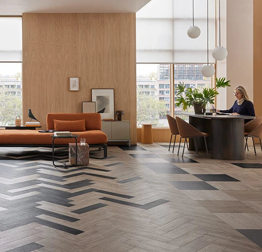 Vinylboden Forbo Allura Decibel Nero Perlino 9109AD8, dunkler Klebevinyl mit dezentem Perlino-Finish, sichtbare Textur und Muster