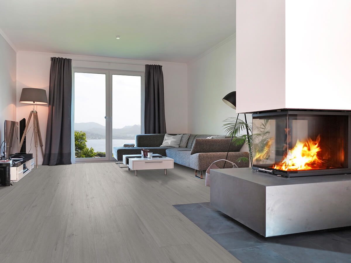 Vinylboden IPC Rubin XL Eiche perlgrau, Klebevinyl, mit Holzoptik und strukturierter Oberfläche, auf Boden verlegt.