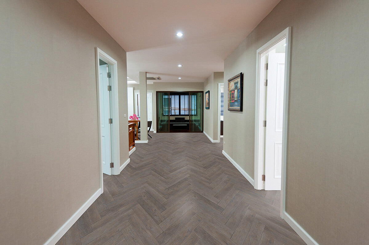 IPC Rubin XS Vinylboden in Fischgrätmuster aus Eiche, muschelgrau, Klebevinyl, detailreiche Nahaufnahme der Oberfläche