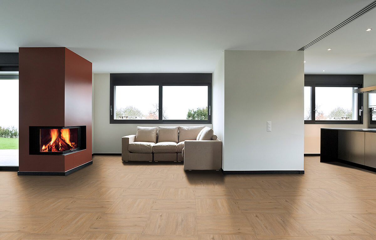 PVC Vinylboden IPC Rubin XS Fischgrät Eiche Bernstein, Klebevinyl mit Fischgrätmuster in Eiche-Optik, detaillierte Textur sichtbar