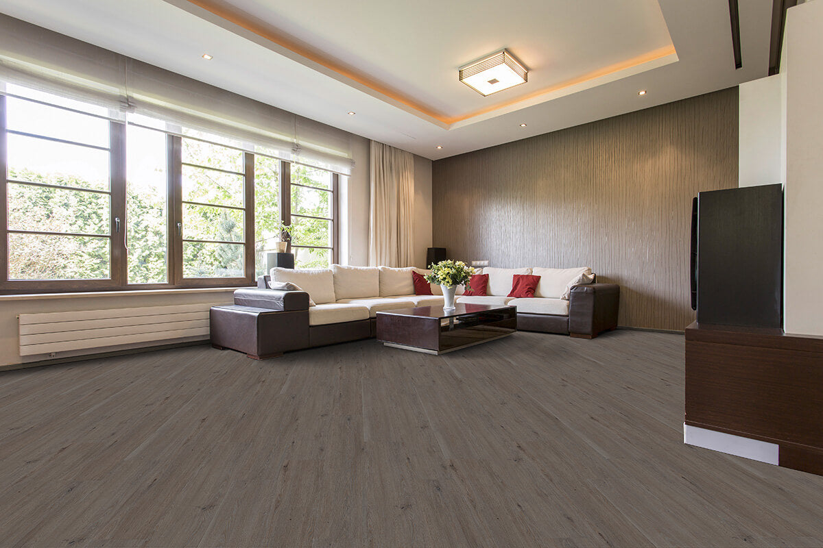 Vinylboden IPC Rubin XL Eiche Umbra, Klebevinyl, nahaufnahme der Holzmaserung und Textur in natürlichem Licht
