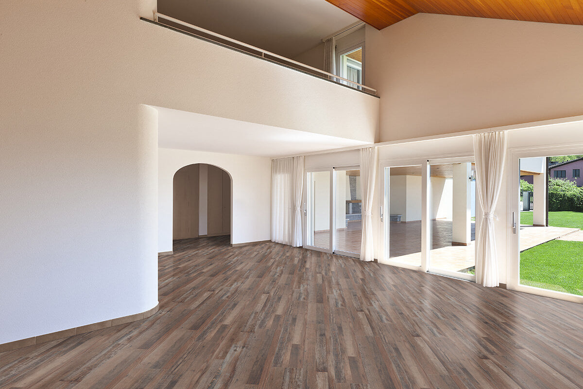 Vinylboden IPC Rubin XL aus Fichte-Eiche Altholz in feigenbraun, mit Holzstruktur und Klebevinyl-Oberfläche, im Raum gezeigt.