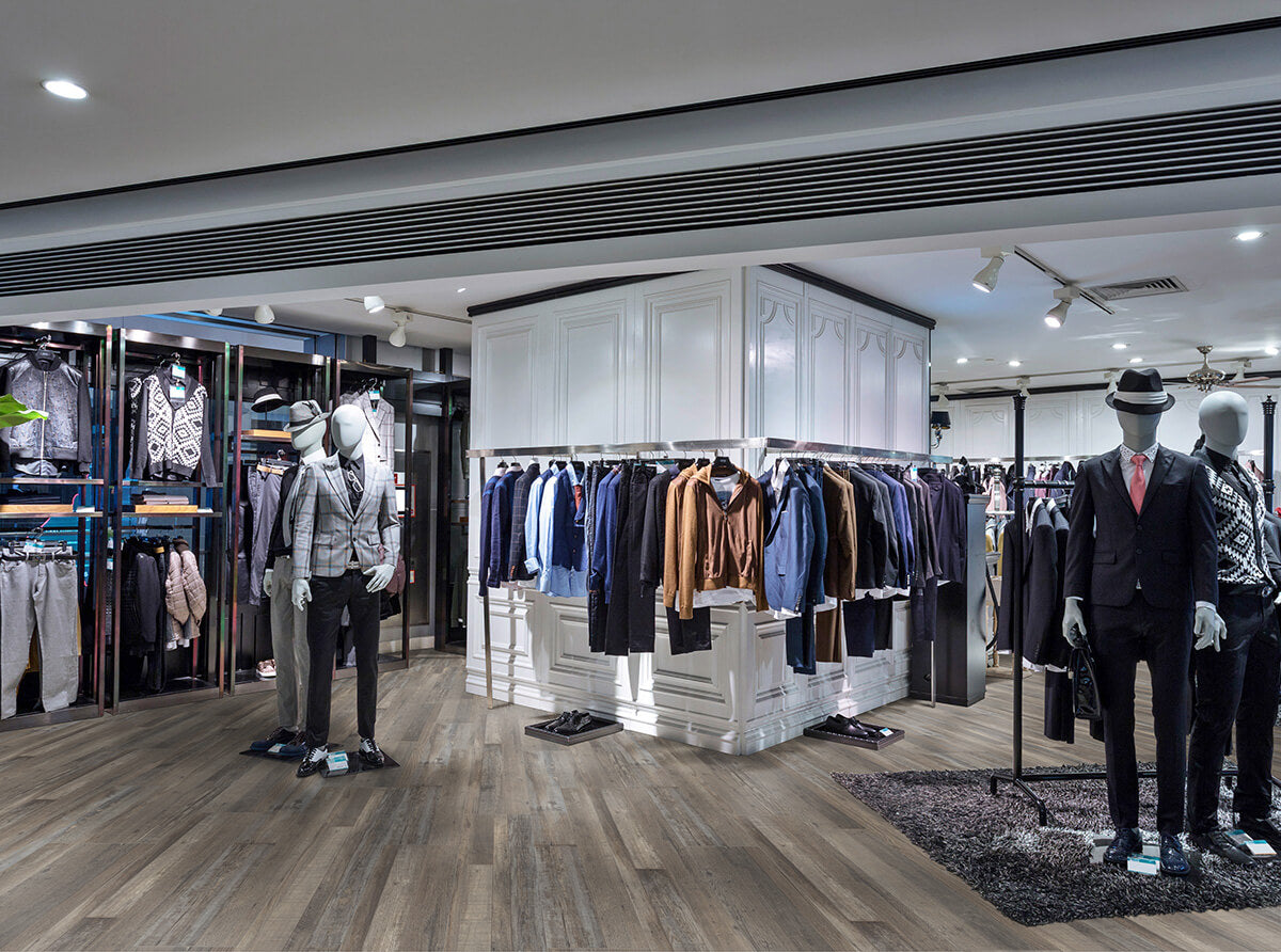 Vinylboden IPC Rubin XL aus Fichte-Eiche Altholz im Herbstgrau, Klebevinyl, detailreiche Holzstruktur und natürliche Maserung.