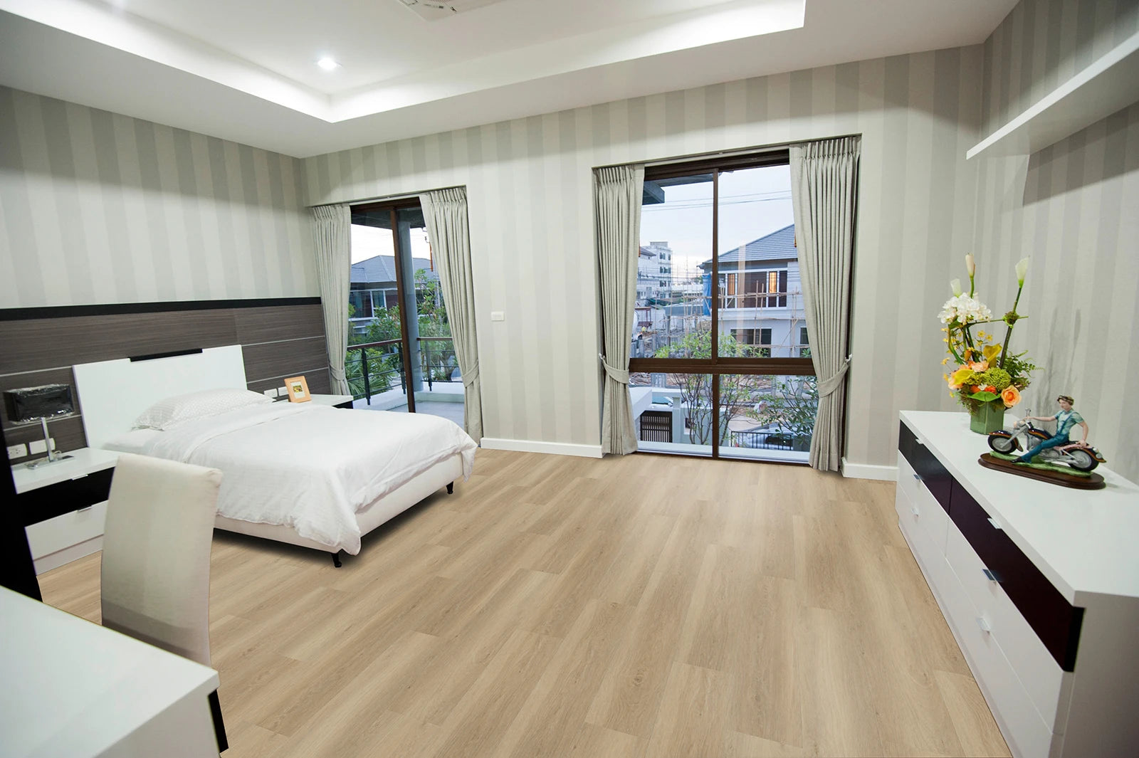 Vinylboden IPC Granat Eiche Nizza Klebevinyl, naturgetreue Holzmaserung und warme Holzoptik, langlebig und einfach zu verlegen