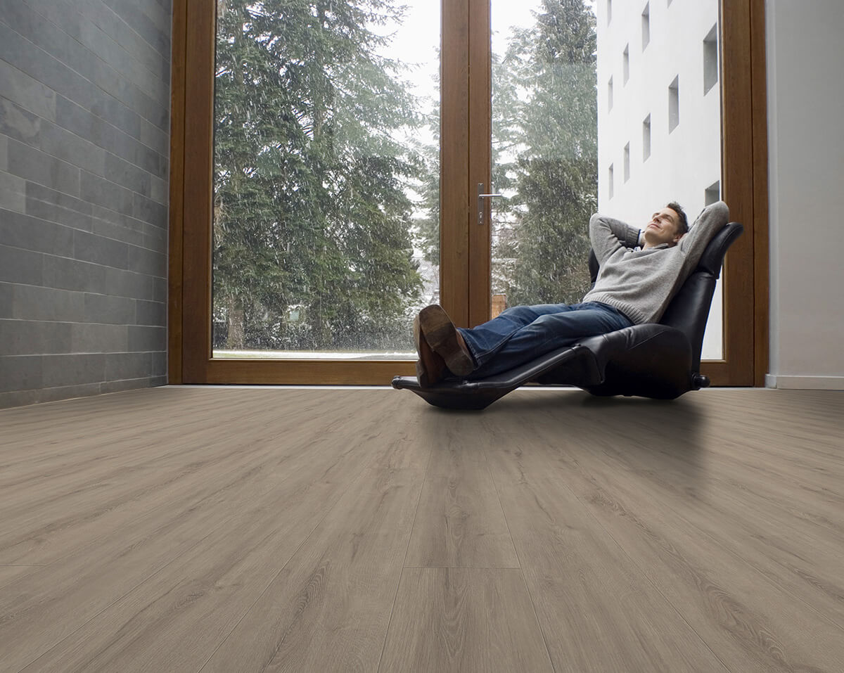 IPG Smaragd Eiche Sandbraun Vinylboden von IPC, Klebevinyl mit Holzmaserung und natürlicher Holzoptik.