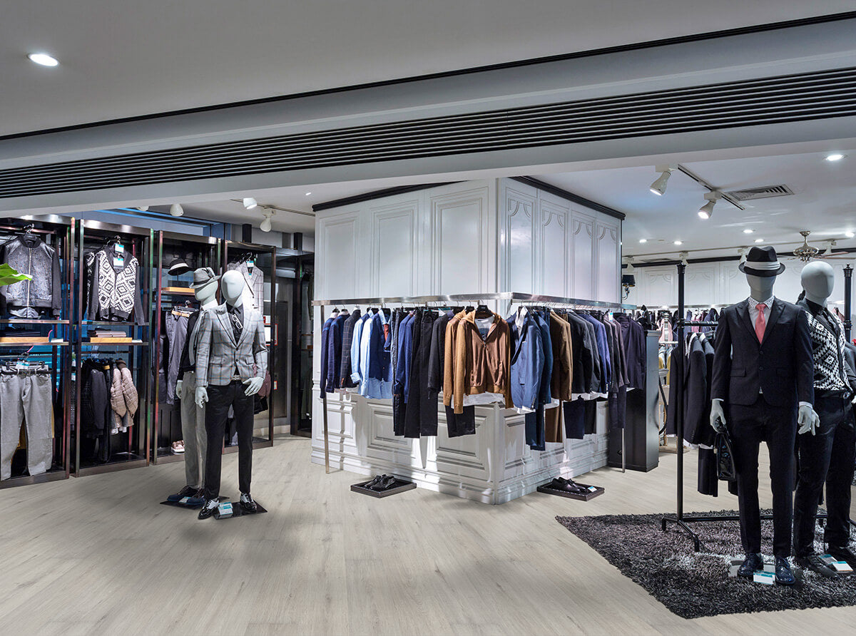 Vinylboden IPC Saphir Plus Eiche perlgrau, klickbar, langlebiger Vinyl-Klickboden in hellem Eiche-Design, Blick auf Textur und Muster