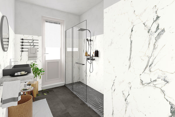 Heller Vinylboden mit Carrara-Design in Weiß von Ceramin, PVC-freie Designfliese mit Marmor-Optik, Nahaufnahme des Musters