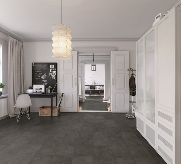 Vinylboden Ceramin Avola Vesuvius Anthrazit, PVC-freie Designfliese mit dunklem, strukturierter Oberfläche, langlebig und modern.