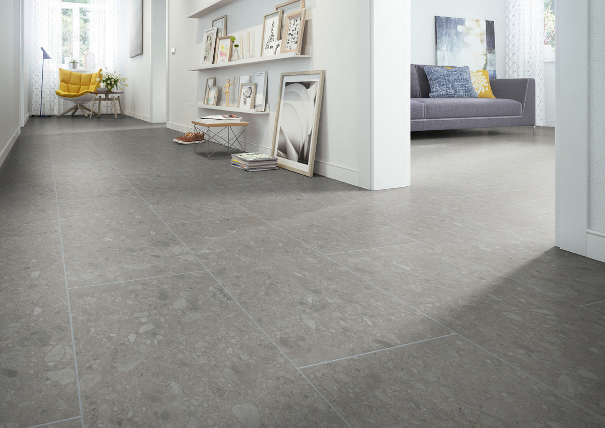 Vinylboden Ceramin Carona Rocket Grey, PVC-freie Designfliese in grauem Steinmuster, langlebig und modern für Wohnräume