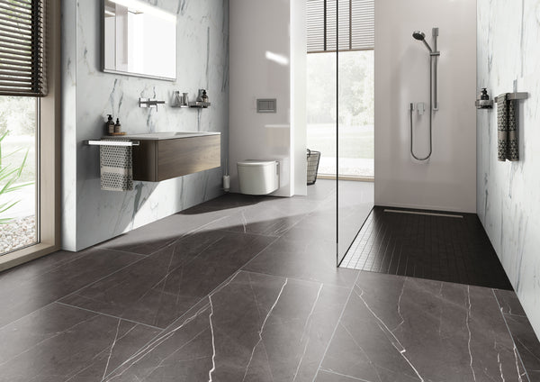 Vinylboden Ceramin Tiles Carrara Vained White, PVC-freie Designfliese mit weißem Marmor-Look, detailreiche Oberflächenstruktur.