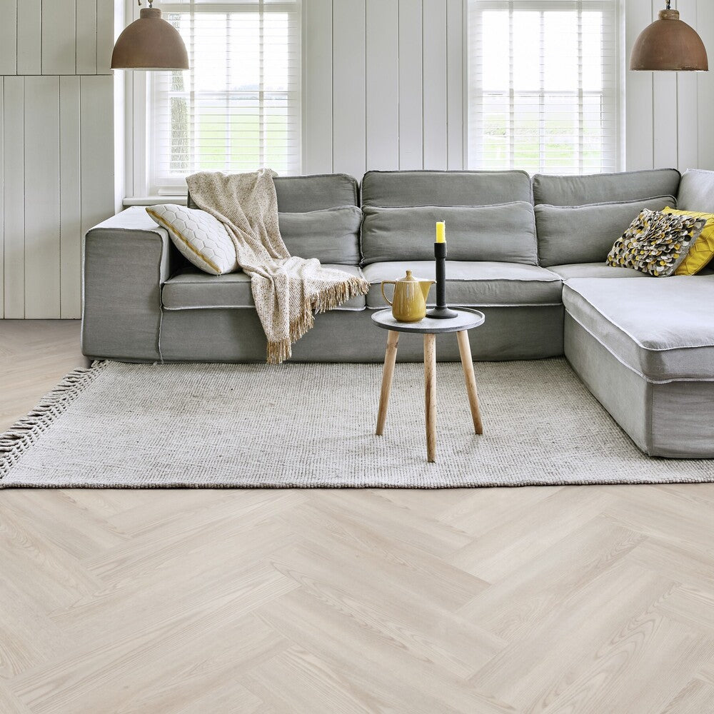 Moduléo Roots 55 Mexican Ash Vinylboden in Fischgrät-Design, Klebevinyl, Holzoptik in hellgrau, langlebiges Bodenbelag-Produkt