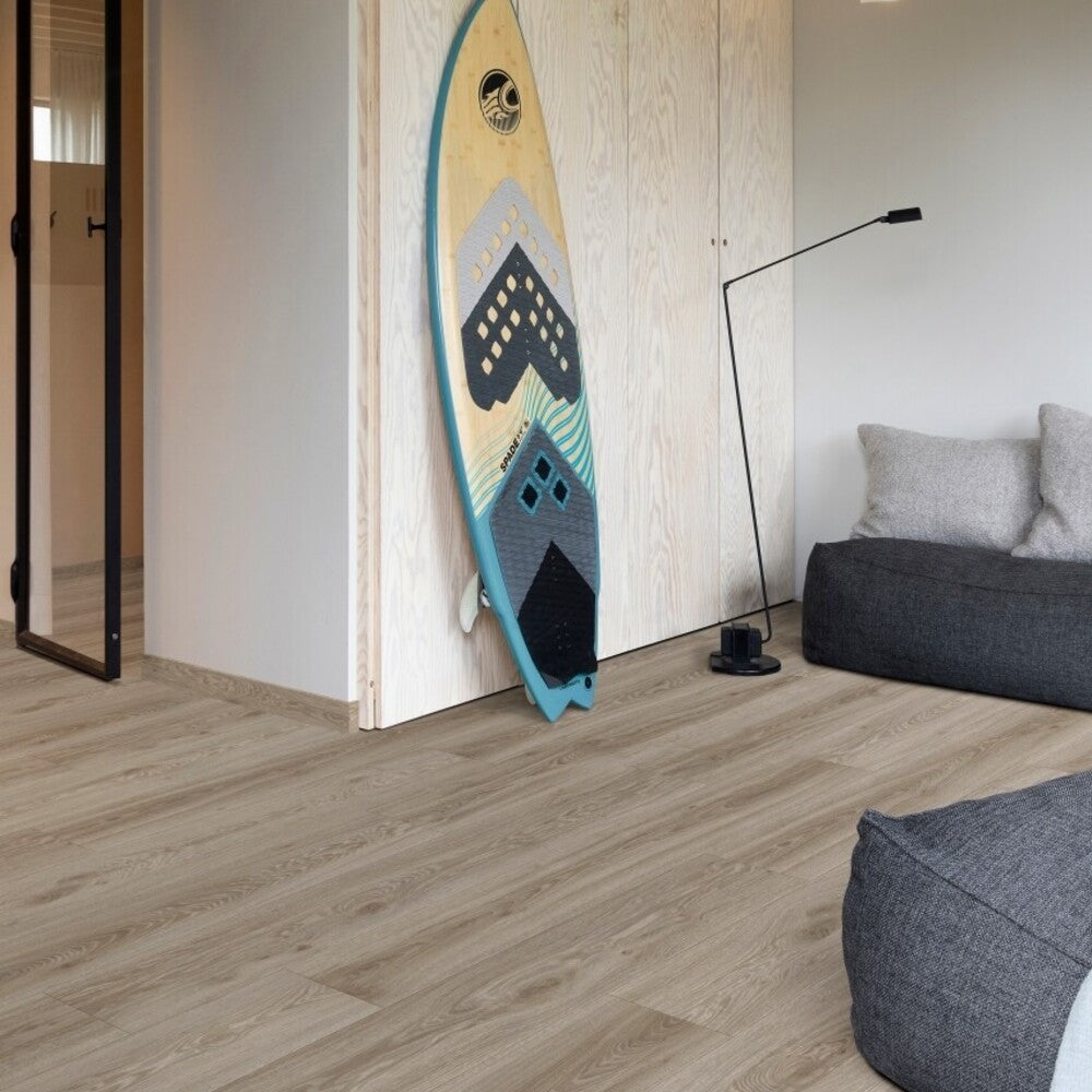 Vinylboden Moduleo Roots 55 Blackjack Oak 22246, Klebevinyl mit authentischer Holzoptik in Raumaufnahme