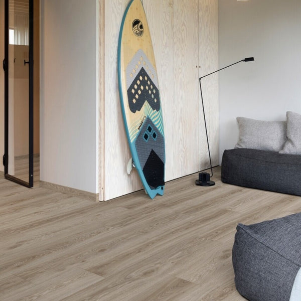 Vinylboden Moduleo Roots 55 Blackjack Oak 22246, Klebevinyl mit authentischer Holzoptik in Raumaufnahme