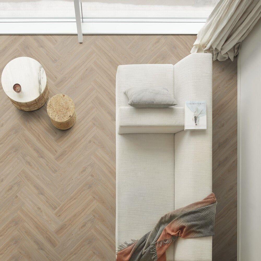 Vinylboden Moduleo Roots 55 Blackjack Oak mit Fischgrätmuster, Klebevinyl, braune Eichenoptik, detailreiche Holzstruktur