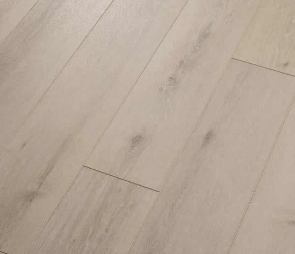 COREtec Authentics 1200 Vinylboden in Alto 4V E, zeigt die realistische Holzstruktur und die langlebige Oberfläche.