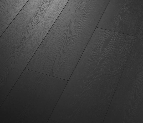 COREtec Vinylboden Chantilly in hellem Holzdesign, langlebig und stilvoll, zeigt die natürliche Maserung und Textur des Laminats.