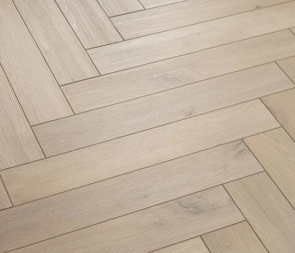 COREtec Naturals Herringbone Forest Vinylboden, braunes Fischgrätmuster, langlebig und stilvoll für moderne Innenräume