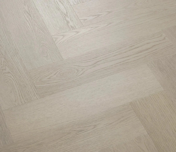 Vinylboden COREtec Naturals Herringbone Juniper mit Juniper-Muster, natürliche Holzoptik, Laminat-Design, detailreiche Oberfläche.