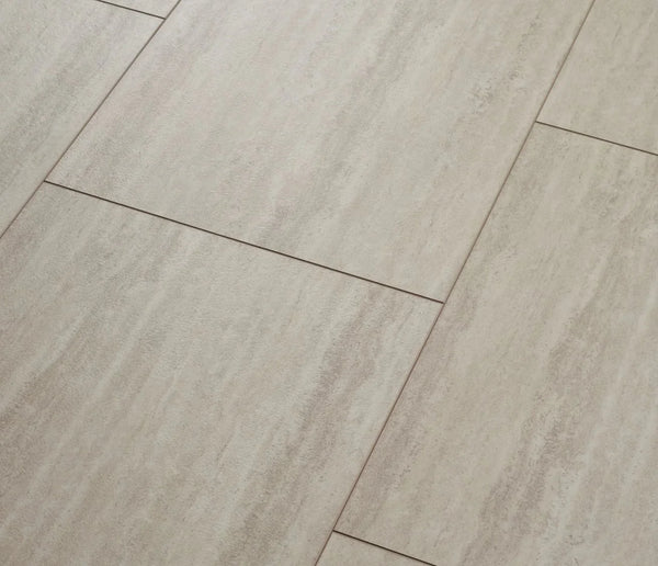 COREtec Vinylboden The Essentials Tile+ Lyra 57 mit hellem Steinmuster, langlebig und stilvoll für moderne Räume.