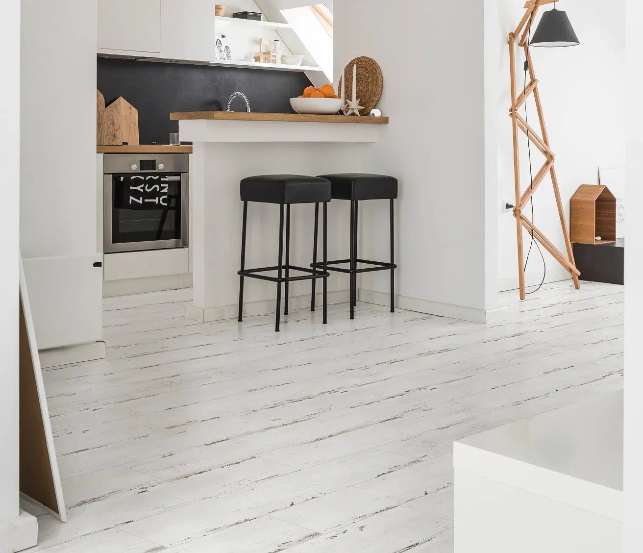 COREtec Vinylboden The Essentials 1200+ Painted Oak 02, helles Eichen-Design, strapazierfähig und realistisch wirkend.