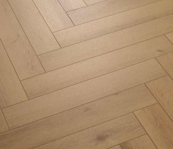 COREtec Naturals Herringbone Vinylboden Regina, 50 LVREH 139, zeigt den eleganten Herringbone-Muster und die hochwertige Vinyl-Oberfläche.