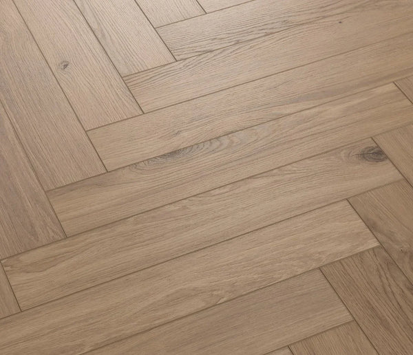 COREtec Vinylboden im Herringbone-Design Richmond, natürliche Holzoptik, langlebig und stilvoll für moderne Räume.