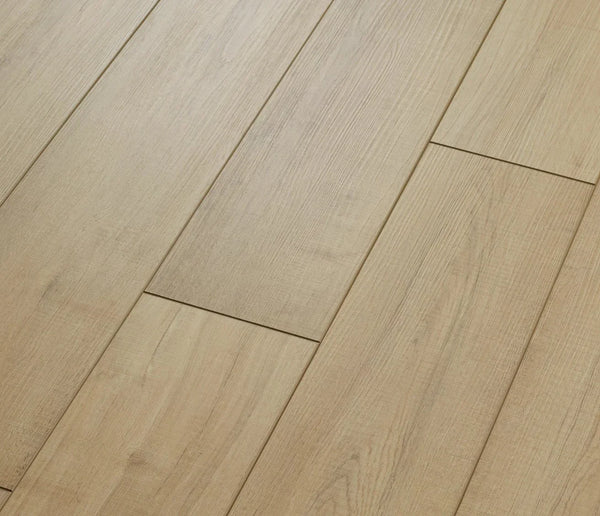 Heller Vinylboden COREtec The Essentials 1200+ Rustled Oak 50 – 50 LVPE 750 mit rustikaler Holzoptik, natürliche Maserung.