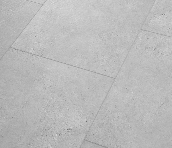 COREtec Vinylboden ProPlus Tile Stratosphere in hellgrau, rechteckiges Fliesen-Design, strapazierfähig und modern.