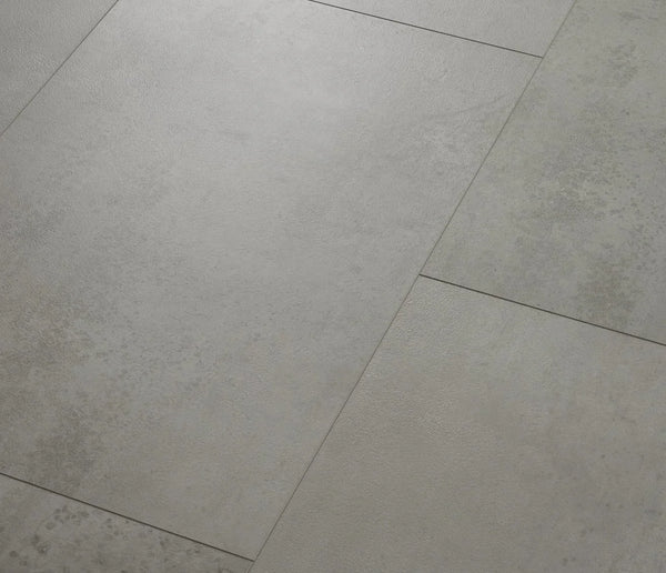 COREtec Naturals Megatile+ Stromboli Vinylboden mit Holzoptik, hellbraune Oberfläche, wetterbeständig und langlebig.