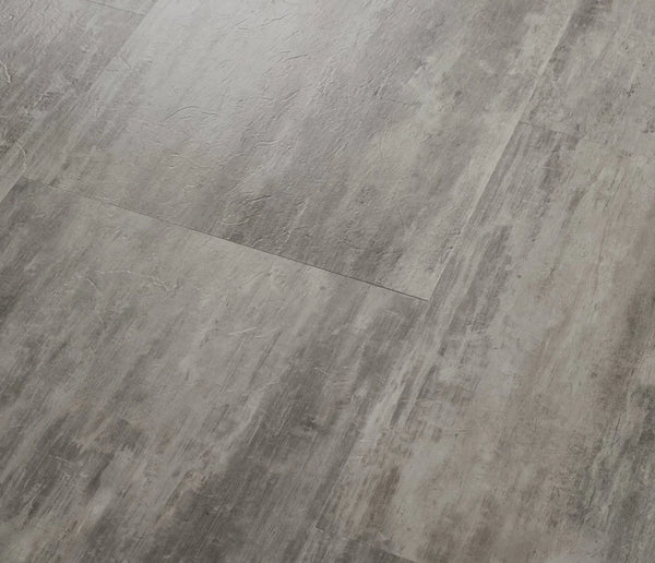 COREtec Vinylboden The Essentials Tile Weathered Concrete 03 mit wettergealtertem Betonmuster, langlebig und stilvoll für moderne Räume