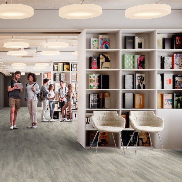 Gerflor Creation 40 Zen Swiss Oak Pearl Vinylboden, Klebevinyl mit Holzoptik in hellbraun, detailreiche Holzmaserung und Textur sichtbar