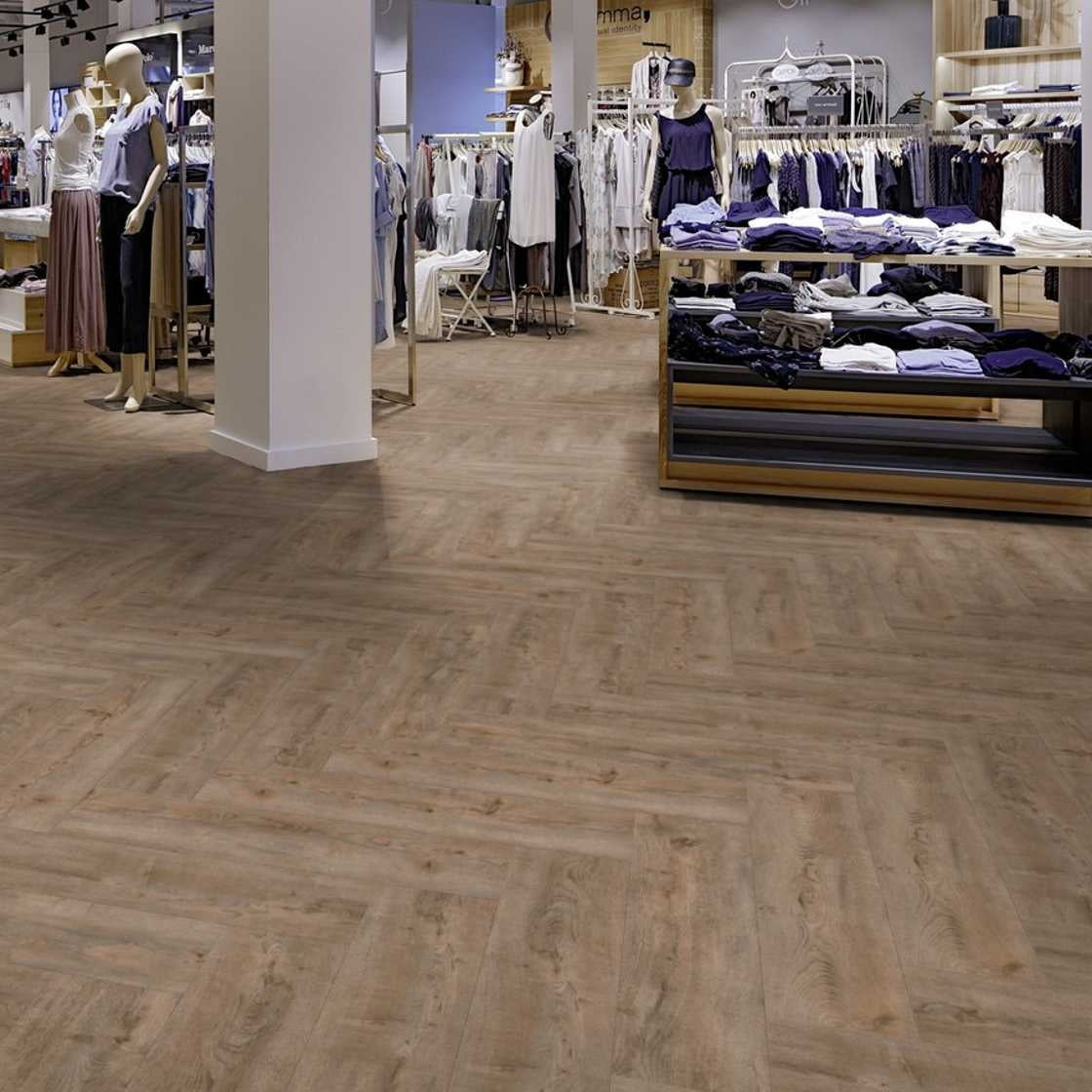 Vinylboden Project Floors floors@work PW 3150 Fischgrät, 610×152 cm, Klebevinyl mit Fischgrätmuster auf hellem Boden.