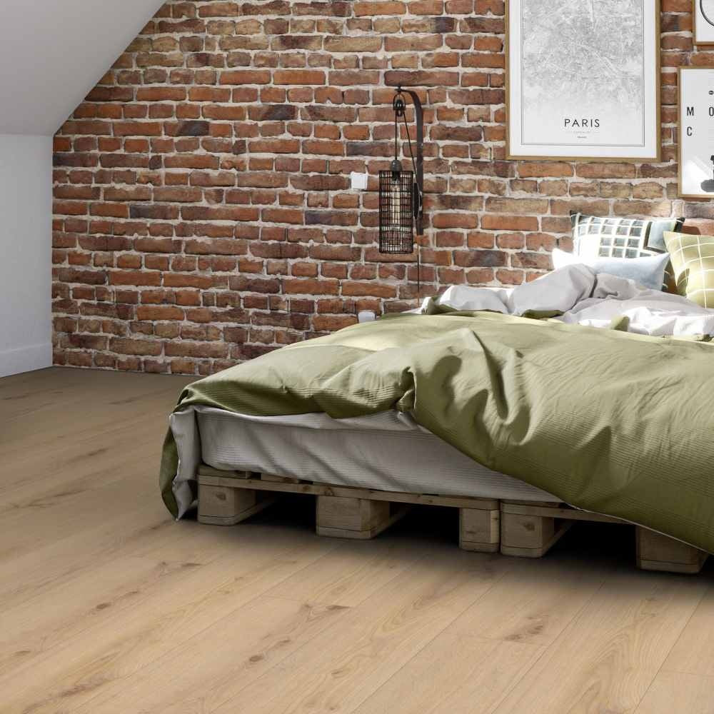 Vinylboden Tarkett iD Essence 30 Primary Oak Beige mit Holzmaserung und warmer Beige-Ton, langlebiger Klebevinylboden in Nahaufnahme