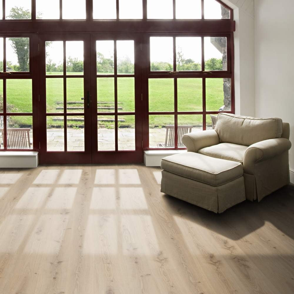 Vinylboden Tarkett iD Essence 30 Primary Oak Natural, Klebevinyl, mit hellem Eichenholzdesign und natürlicher Maserung.