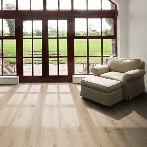 Vinylboden Tarkett iD Essence 30 Primary Oak Natural, Klebevinyl, mit hellem Eichenholzdesign und natürlicher Maserung.
