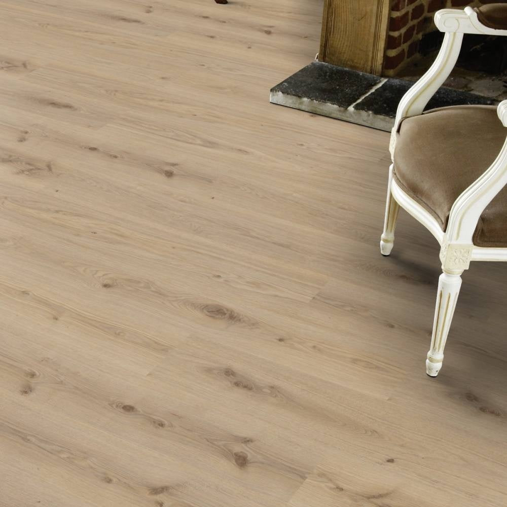 Vinylboden Tarkett iD Essence 55 Primary Oak Natural, Klebevinyl mit natürlicher Eichenoptik, langlebig und stilvoll.